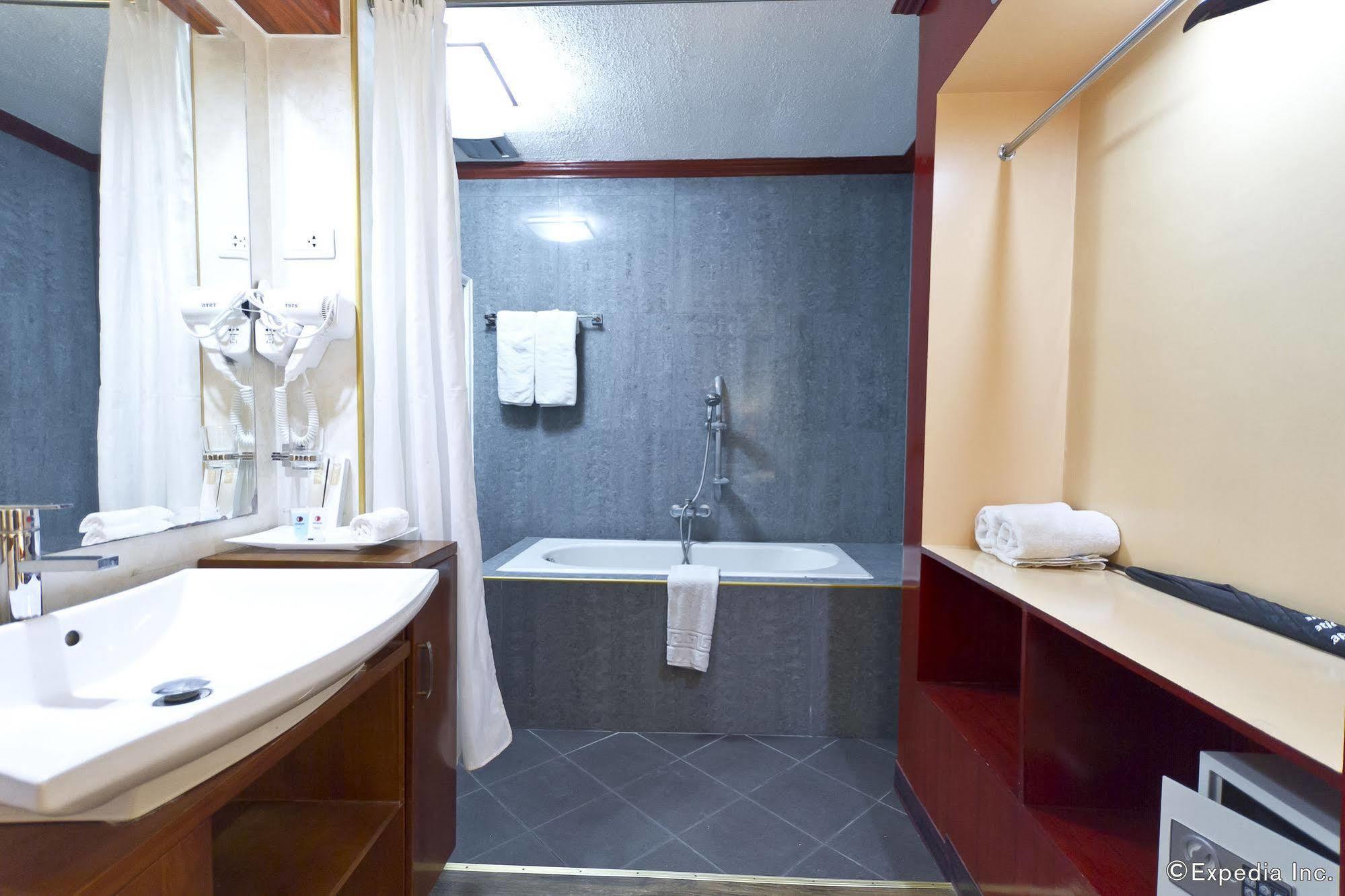 Dulcinea Hotel And Suites Đảo Mactan Ngoại thất bức ảnh