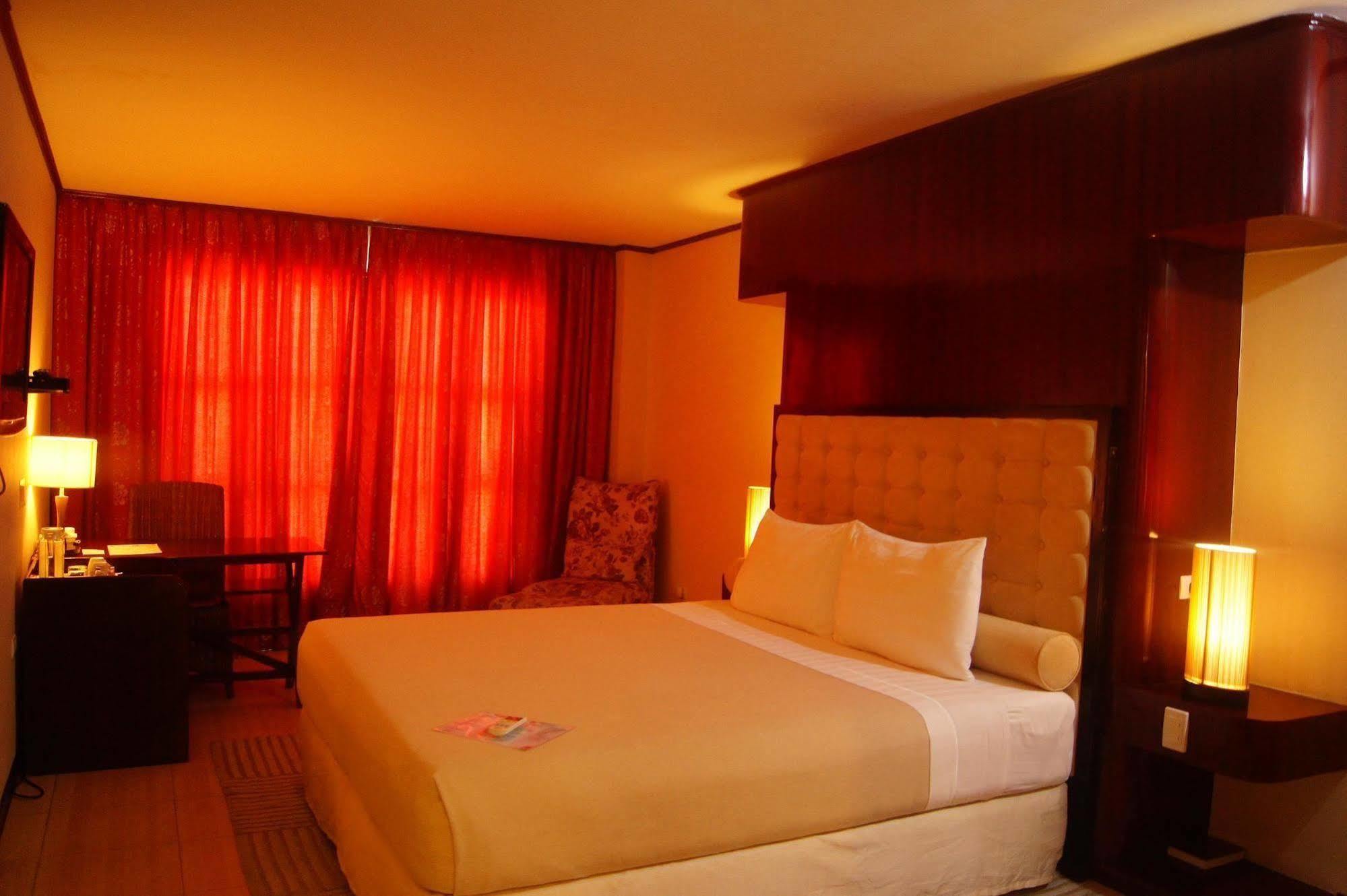 Dulcinea Hotel And Suites Đảo Mactan Ngoại thất bức ảnh